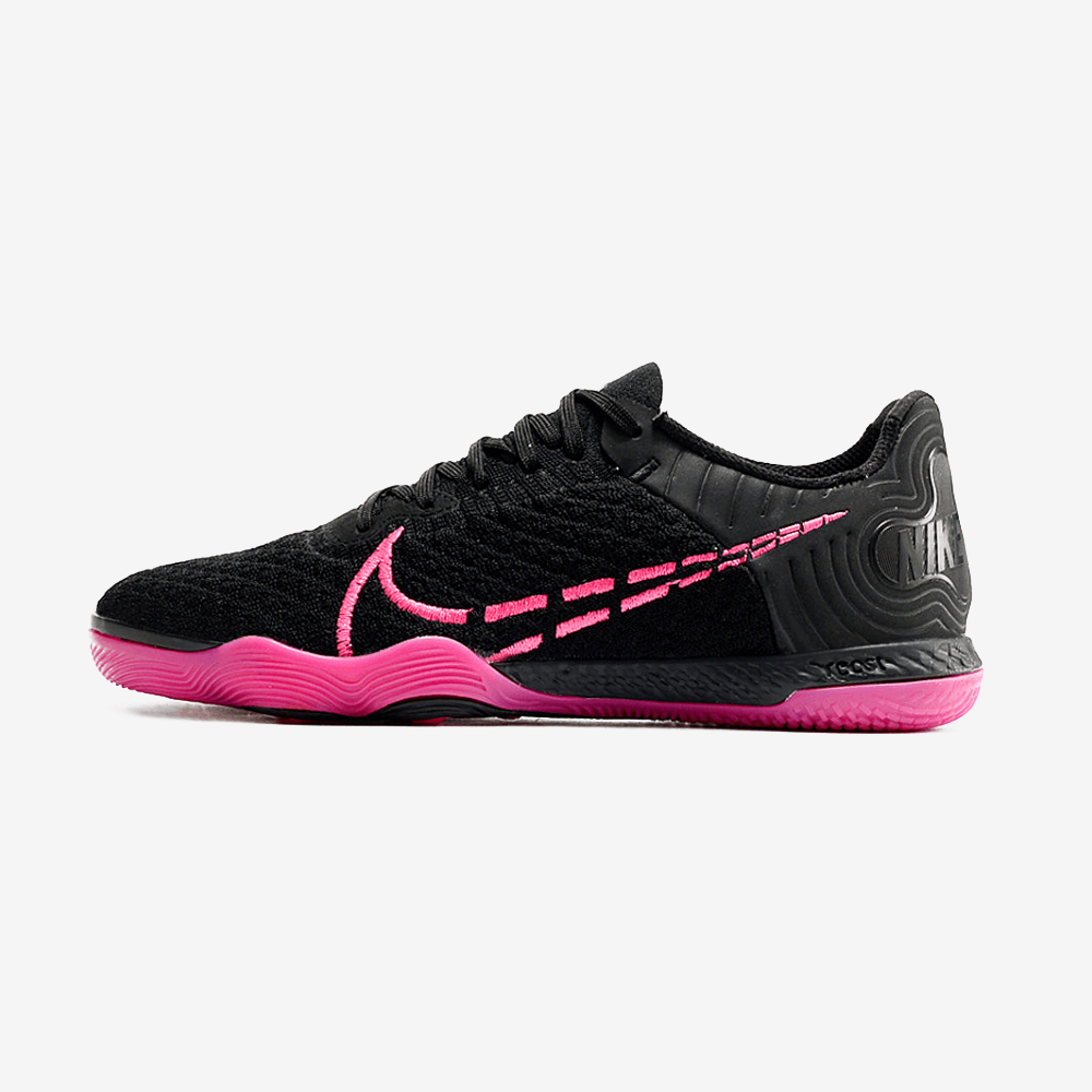 Chuteira Futsal Nike React Gato IC - Preta e Rosa com sola IC e design moderno em preto e rosa vibrante.