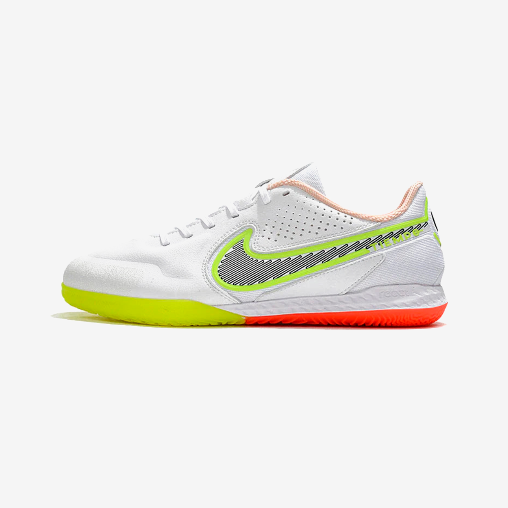 Chuteira Futsal Nike Tiempo Legend 9 Elite IC nas cores branca, verde e laranja, ideal para jogos e treinos.