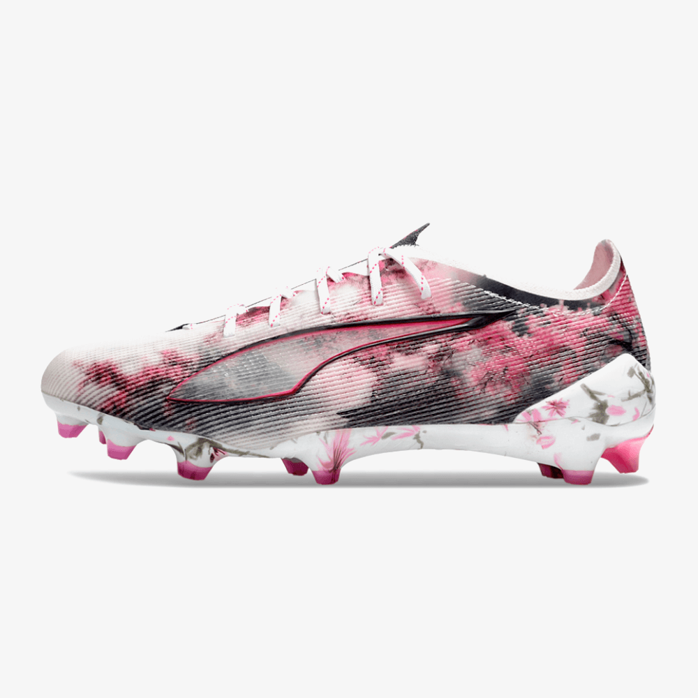 Chuteira Puma Ultra 5 Ultimate FG - Branca, Preta e Rosa com design floral e sola FG para performance.
