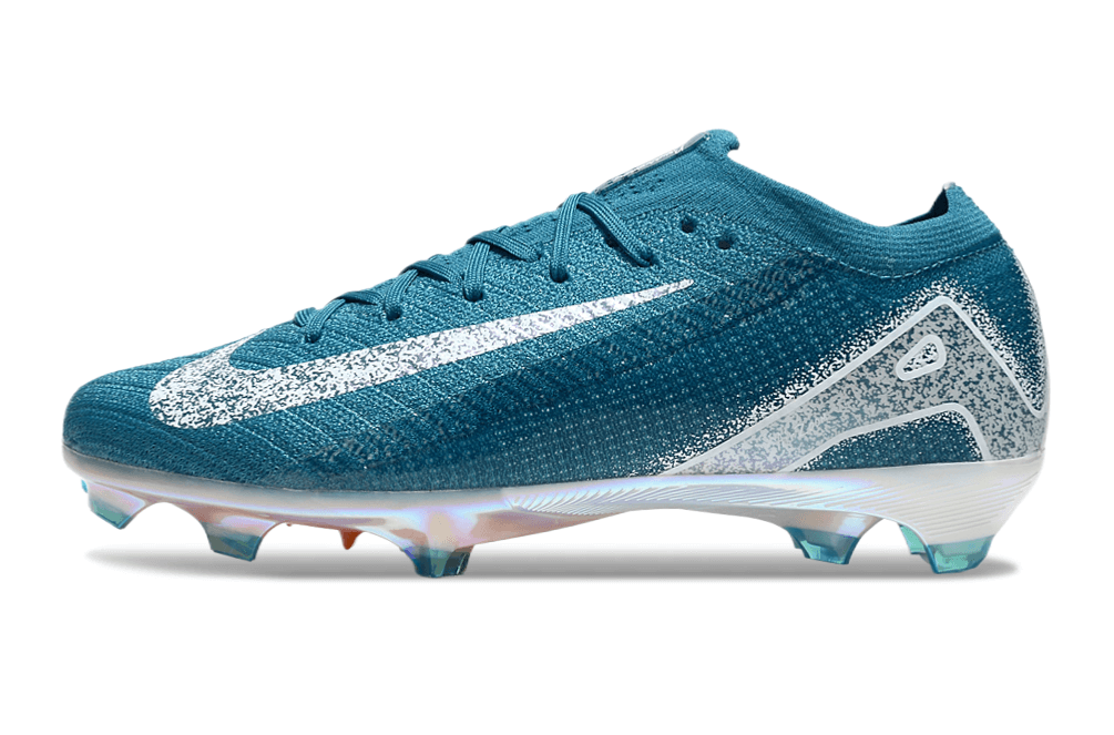 Chuteira Nike Air Zoom Mercurial Vapor 16 Elite FG Azul e Branca com design avançado em campo