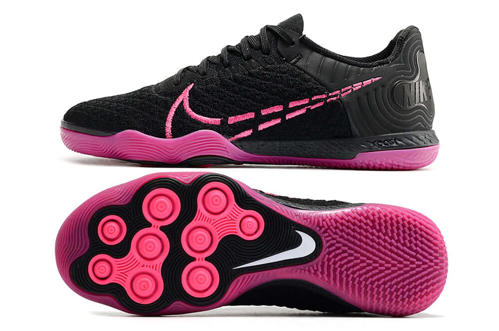 Chuteira Futsal Nike React Gato IC - Preta e Rosa vista lateral e inferior mostrando a sola em estilo moderno.