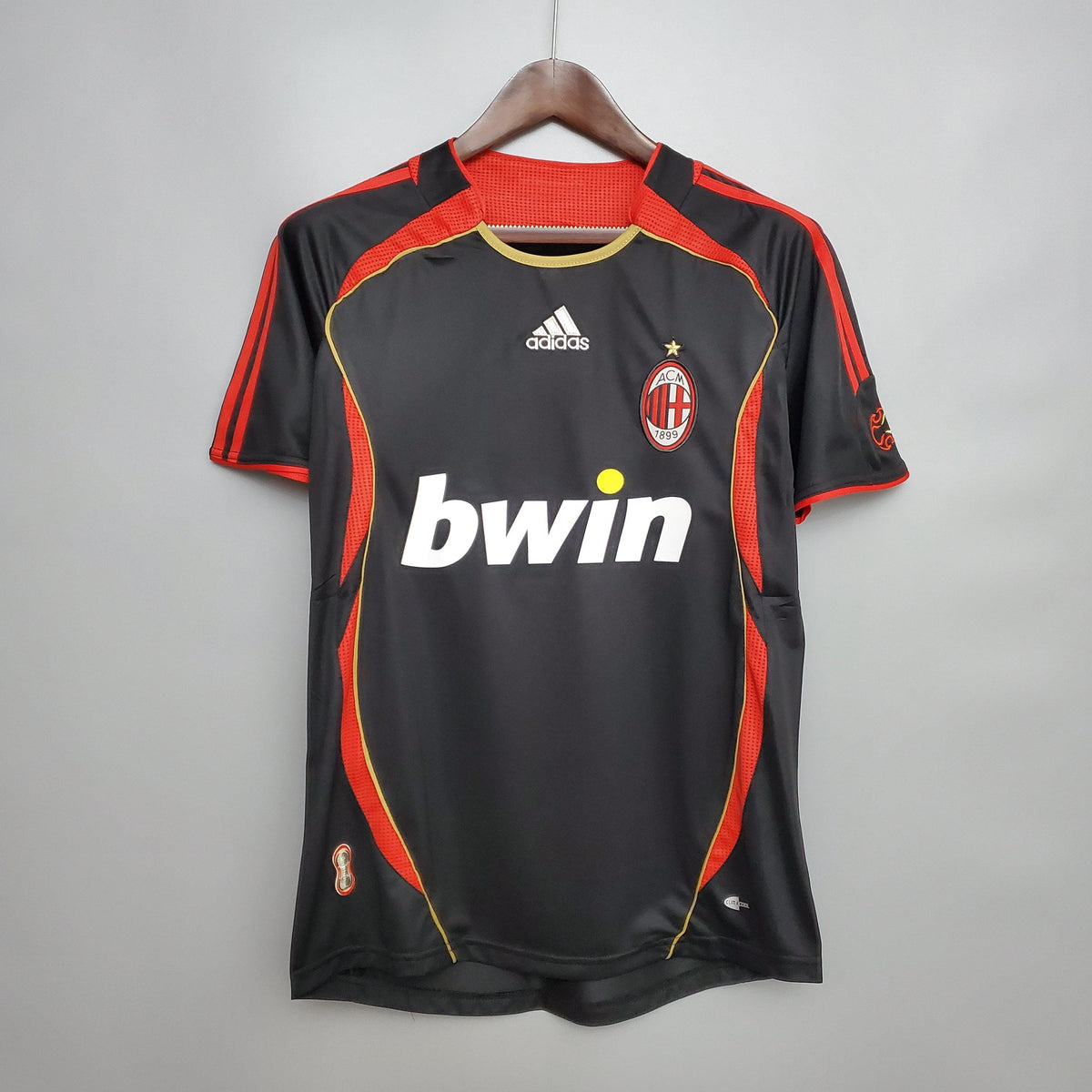 Camisa AC Milan 2006 Retro Preta Olimpíada com detalhes em vermelho e logo Adidas.