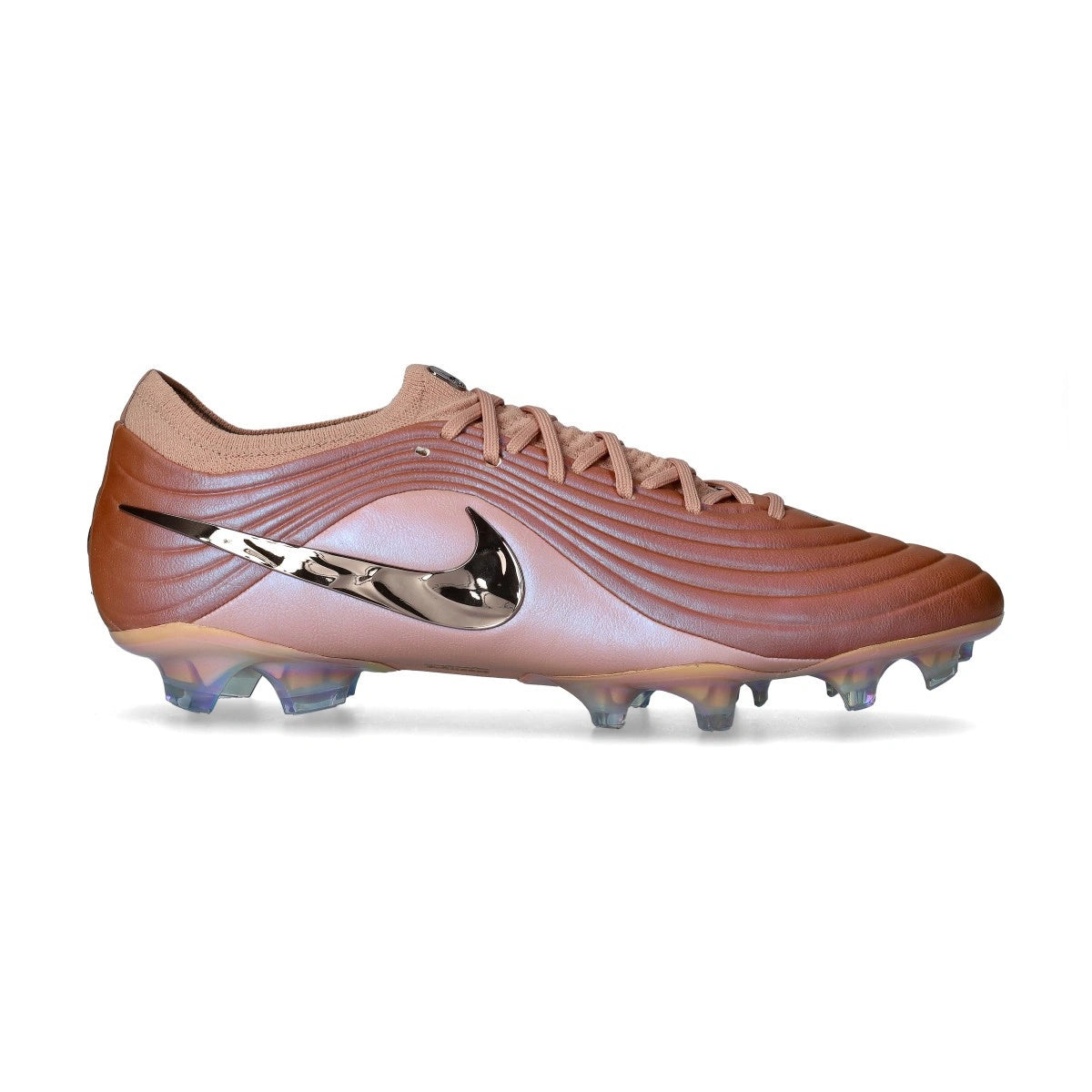 Chuteira Nike Tiempo Maestro Elite FG Rose com design avançado em tom rosa e tecnologia Flyknit para maior conforto.