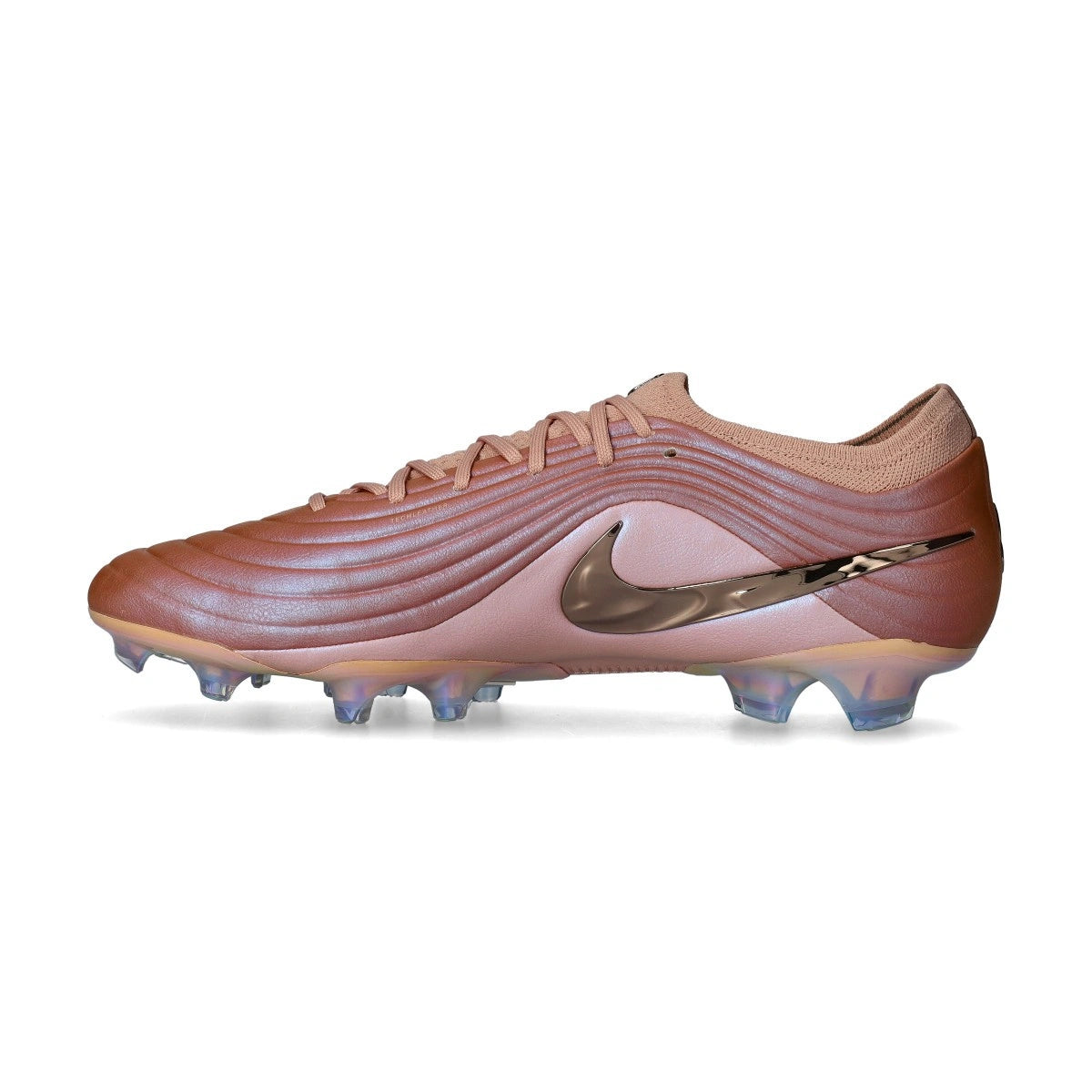 Chuteira Nike Tiempo Maestro Elite FG rose com design aerodinâmico e tecnologia Flyknit para conforto e desempenho.
