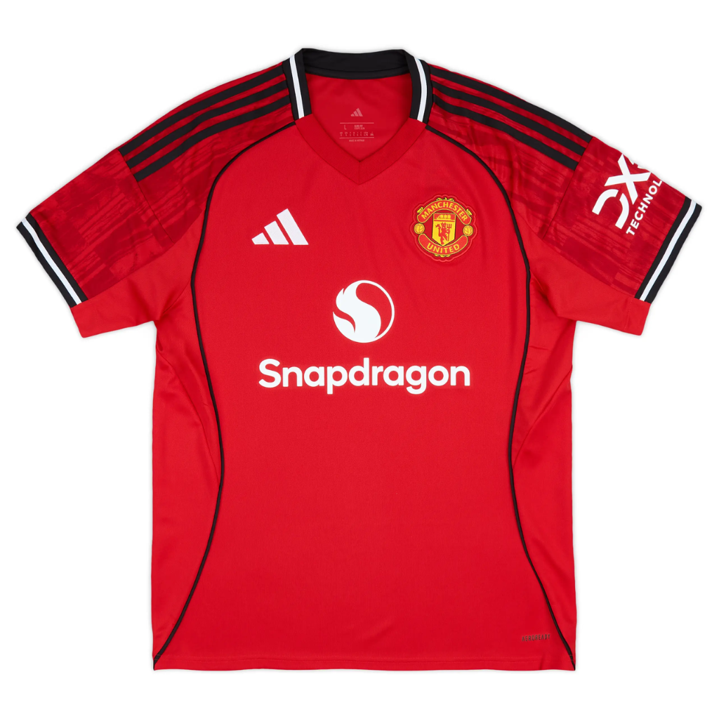 Camisola Manchester United Home 2025/26 destacando o logotipo e a tecnologia de desempenho.