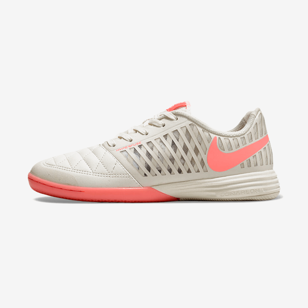Chuteira Futsal Nike Lunar Gato IC - Branca e Rosa com design moderno e sola IC para melhor aderência.