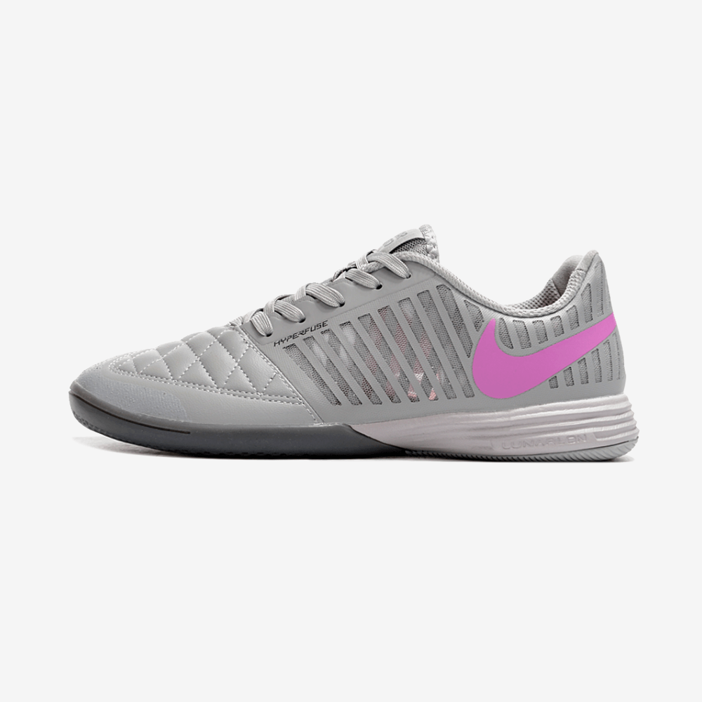 Chuteira Futsal Nike Lunar Gato IC - Cinza e Roxa vista lateral com detalhes em cinza e roxo.