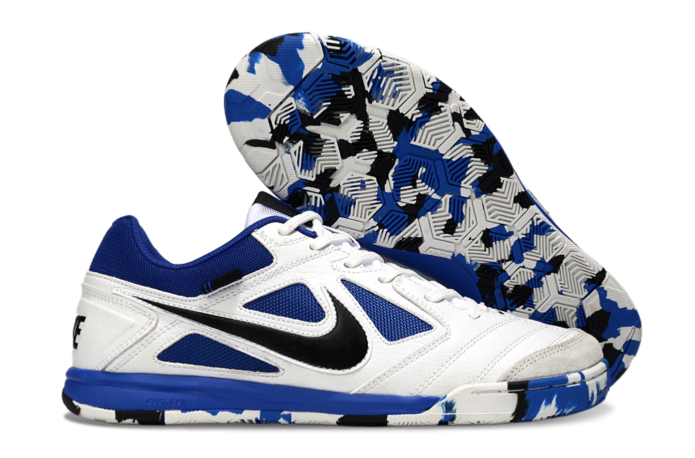 Chuteira Futsal Supreme X Nike SB Gato IC Branca e Azul com detalhes em azul e preto.