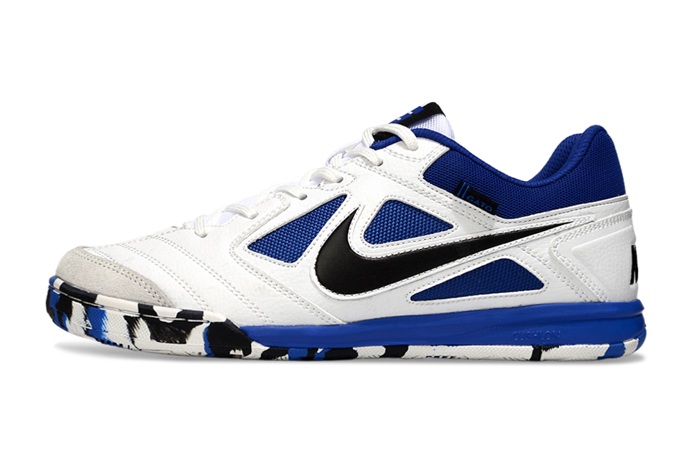 Chuteira Futsal Supreme X Nike SB Gato IC Branca e Azul com design moderno e atractivo.