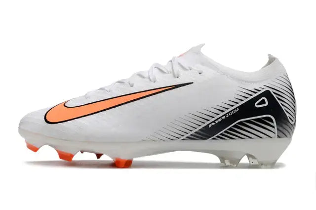 Chuteira Nike Air Zoom Mercurial Vapor 16 Elite FG - Branco, Preta e Laranja lateral com detalhes em laranja e preto.