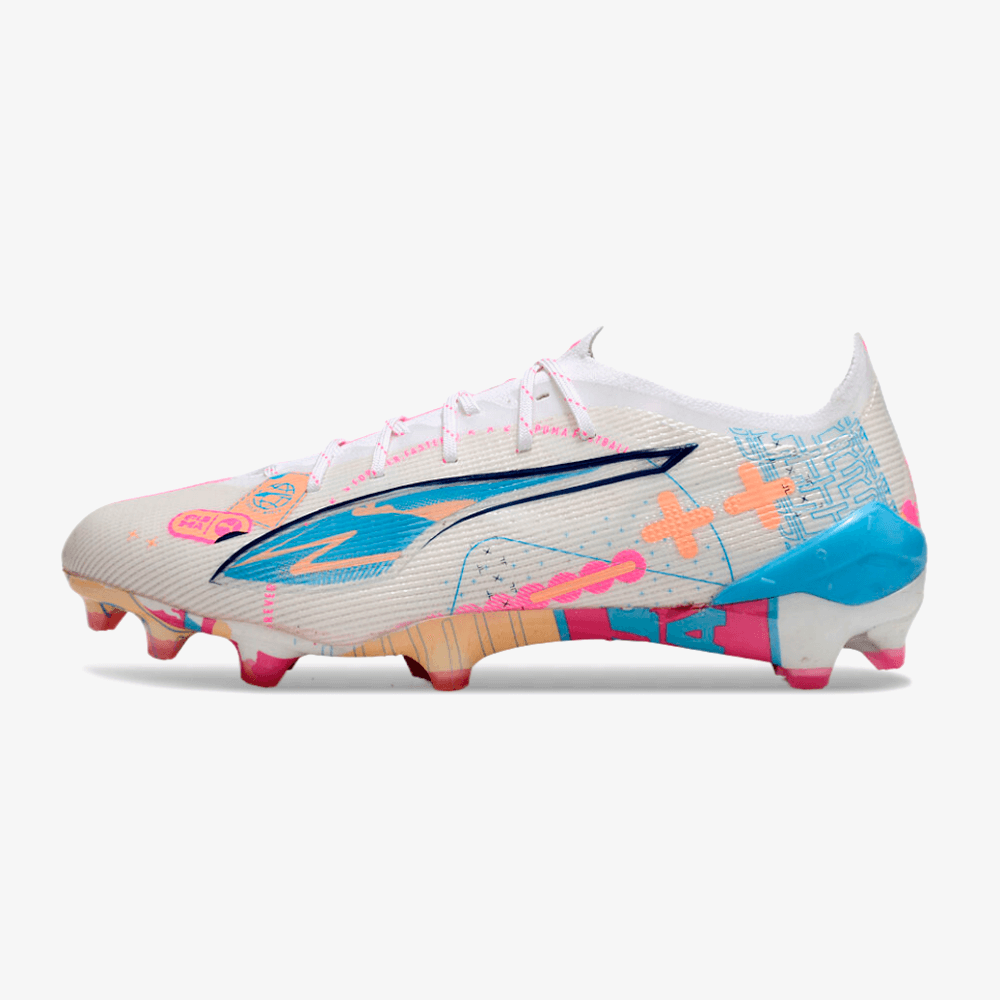 Chuteira Puma Ultra 5 Ultimate FG - Branca, Azul e Rosa lado esquerdo em ângulo, destacando o design moderno e desempenho.