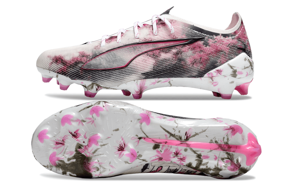Chuteira Puma Ultra 5 Ultimate FG - Branca, Preta e Rosa com design elegante e sola FG para desempenho em campo.