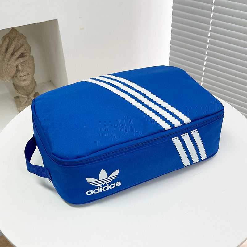Mala Porta Chuteiras Adidas em azul, com design funcional e qualidade superior.