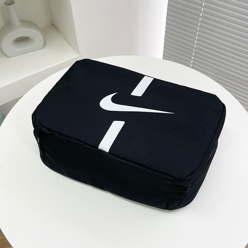 Mala Porta Chuteiras Nike em preto com logo branco na parte superior.