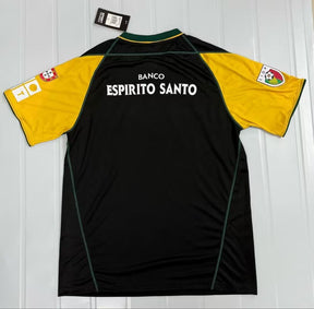 Camisola Sporting retrô preta 2002/2003 - away com detalhes em amarelo e escudo do clube.