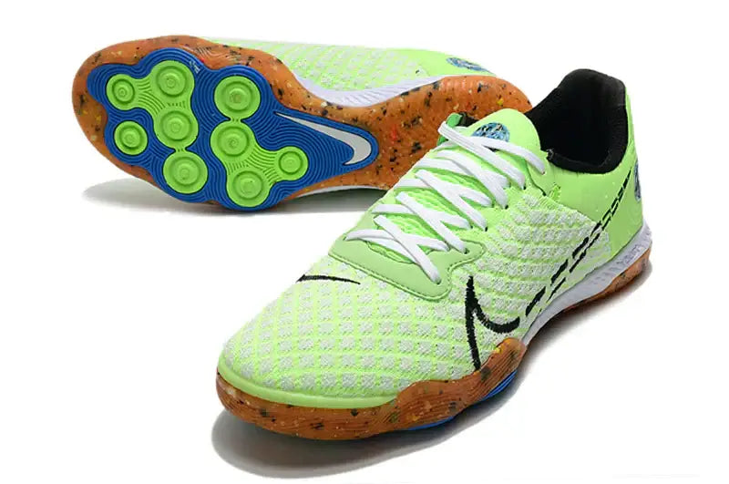 Chuteira Futsal Nike React Gato IC Verde com sola IC, proporciona controle e conforto para jogadores de futsal.
