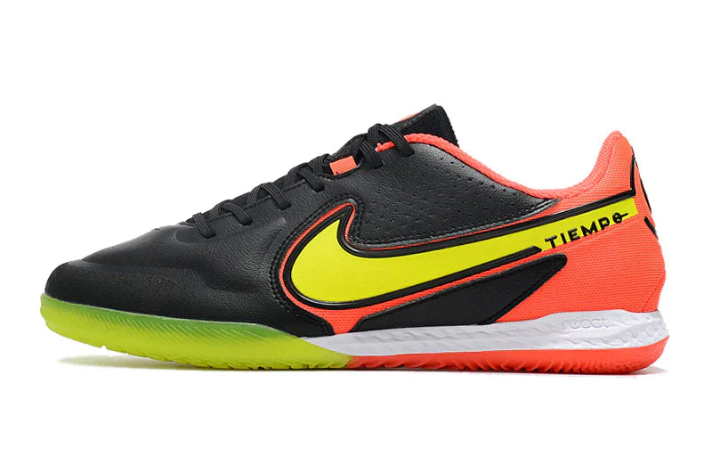 Chuteira Futsal Nike Tiempo Legend 9 Elite IC, modelo em preto com detalhes em amarelo e laranja.