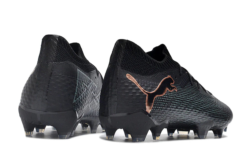 Chuteira Puma Future FTR FG Black com detalhes em grafite, ideal para jogadores de futebol em campo.