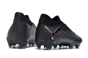 Chuteira Puma Future FTR FG Black com detalhes em grafite, ideal para jogadores de futebol em campo.