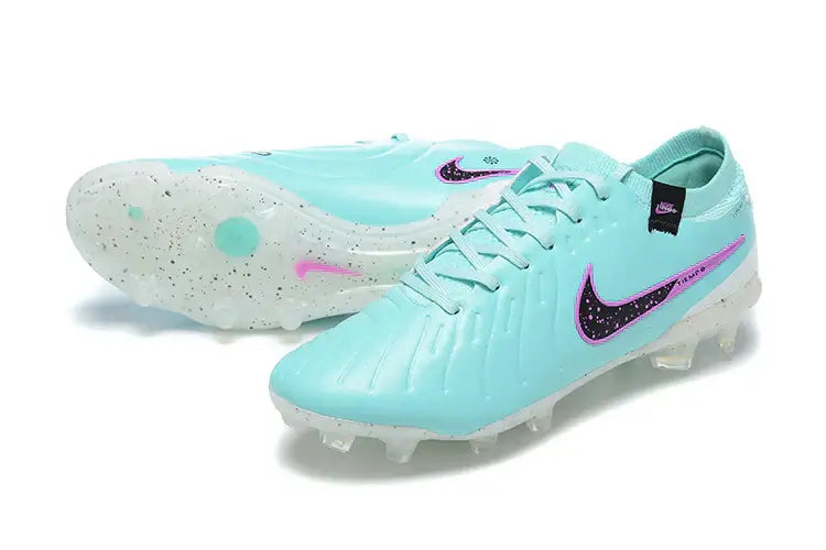 Chuteira Nike Tiempo Legend 10 FG - Azul com design em azul e detalhes em rosa.
