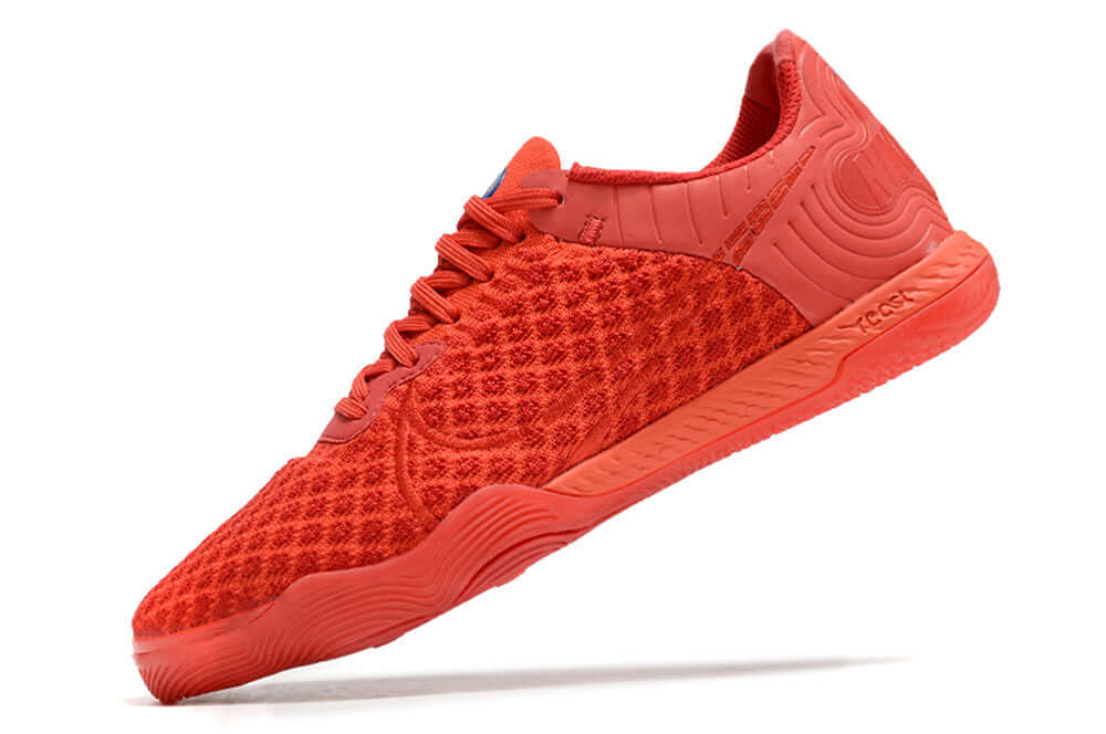 Chuteira Futsal Nike React Gato IC - Vermelha em destaque com design aerodinâmico e cor vibrante.
