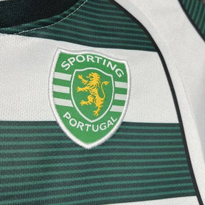 Logo do Sporting Portugal em camisola de futebol do conjunto infantil, destacando as listras verdes e brancas.