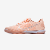 Chuteira Futsal Nike React Gato IC - Salmão no ângulo lateral, com design em salmão e sola de alta performance.