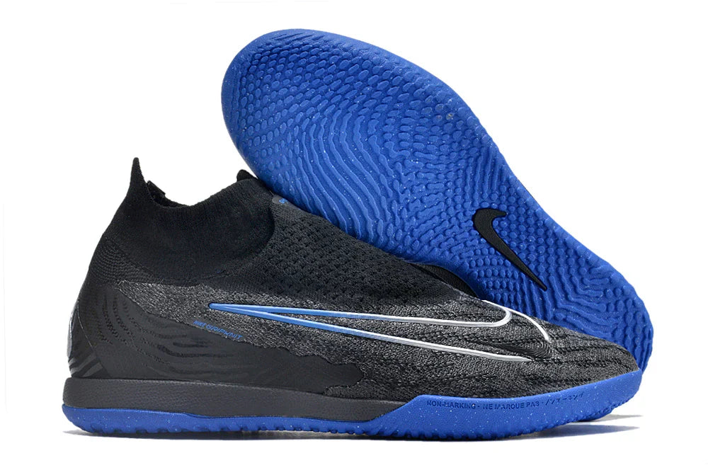 Chuteira Futsal Nike Gripknit Phantom GX Elite IC com design moderno e sola azul.