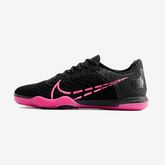 Chuteira Futsal Nike React Gato IC - Preta e Rosa com sola IC e design moderno em preto e rosa vibrante.