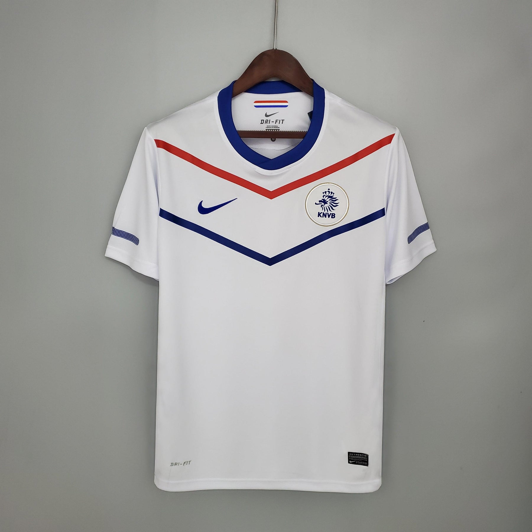 Camisola Holanda Away 12/13 Retro com design branco e detalhes em azul e vermelho da Nike.