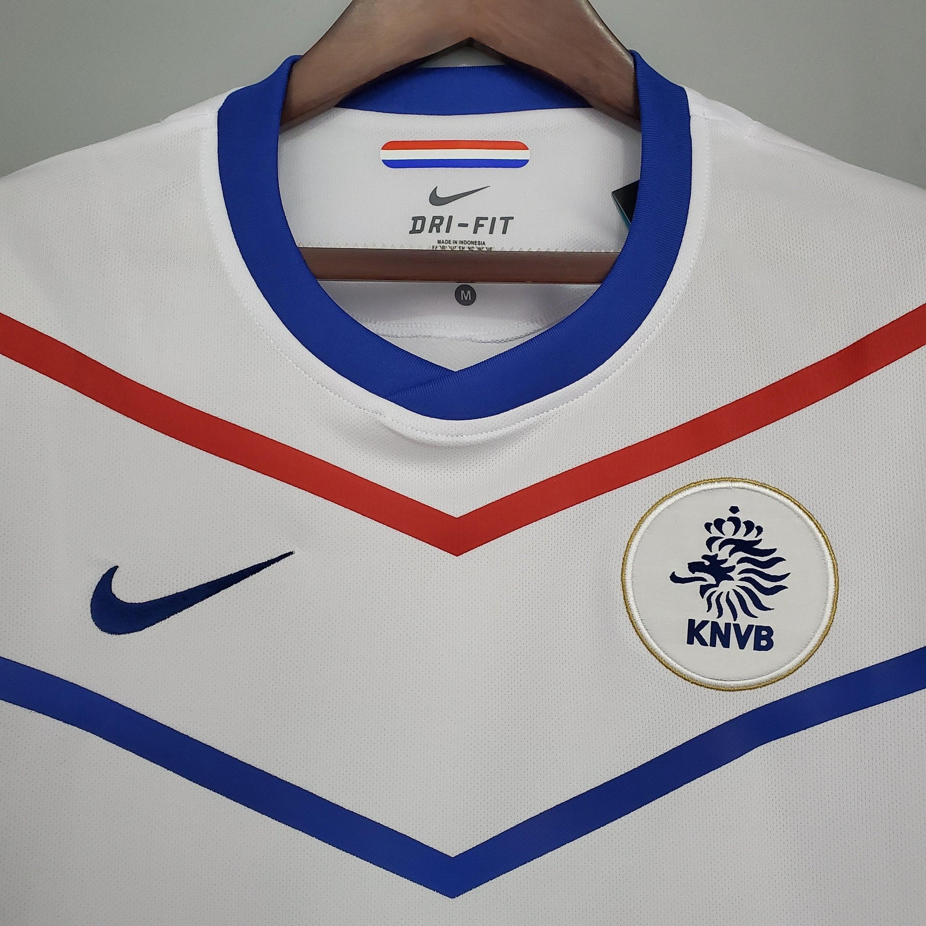 Camisola Holanda Away 12/13 Retro com detalhes em vermelho e azul, logo KNVB e tecnologia DRI-FIT da Nike.
