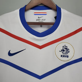 Camisola Holanda Away 12/13 Retro com detalhes em vermelho e azul, logo KNVB e tecnologia DRI-FIT da Nike.