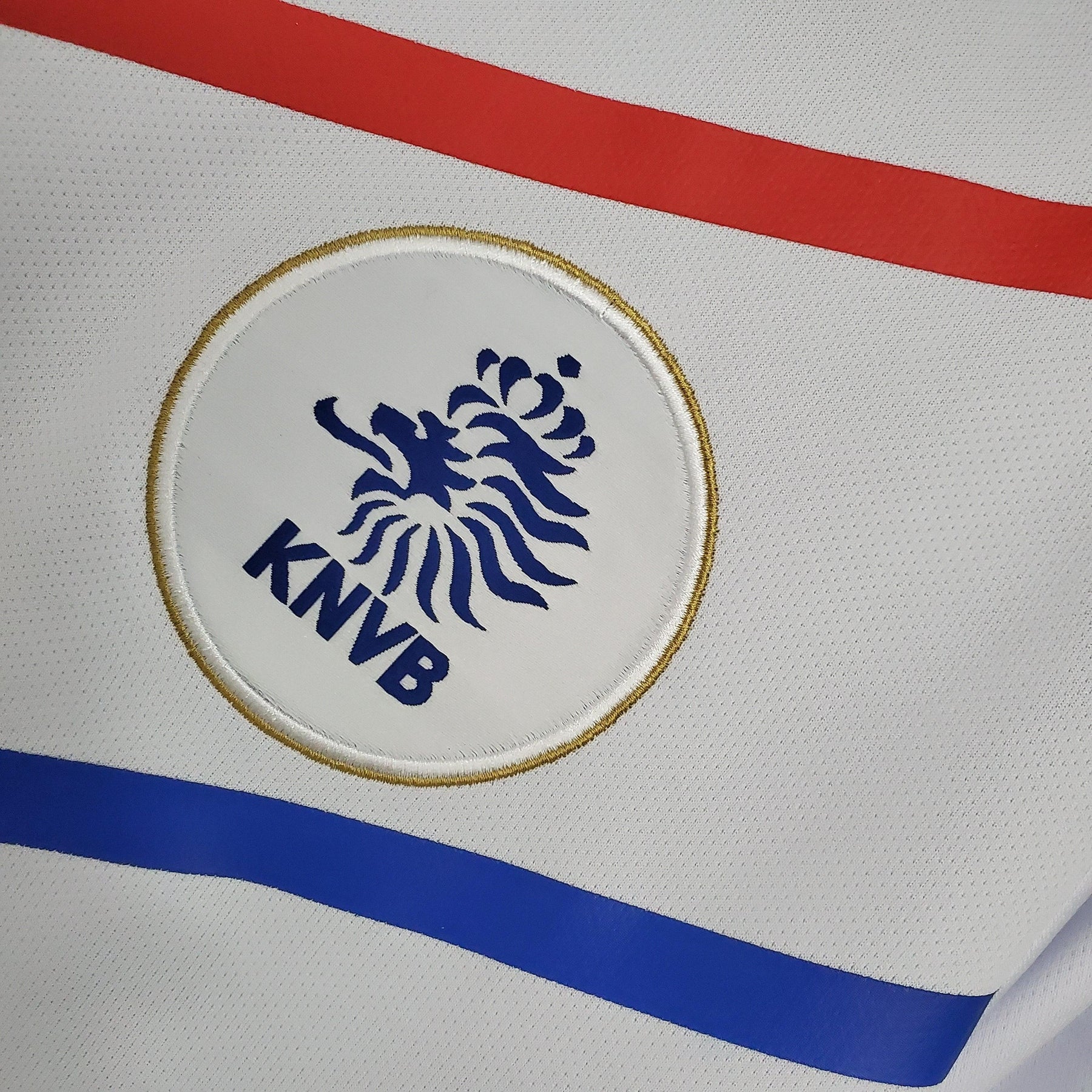 Logo KNVB em uma camisola Holanda, símbolo da seleção de futebol da Holanda.