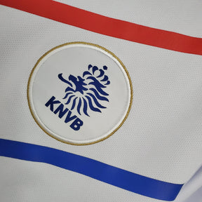 Logo KNVB em uma camisola Holanda, símbolo da seleção de futebol da Holanda.