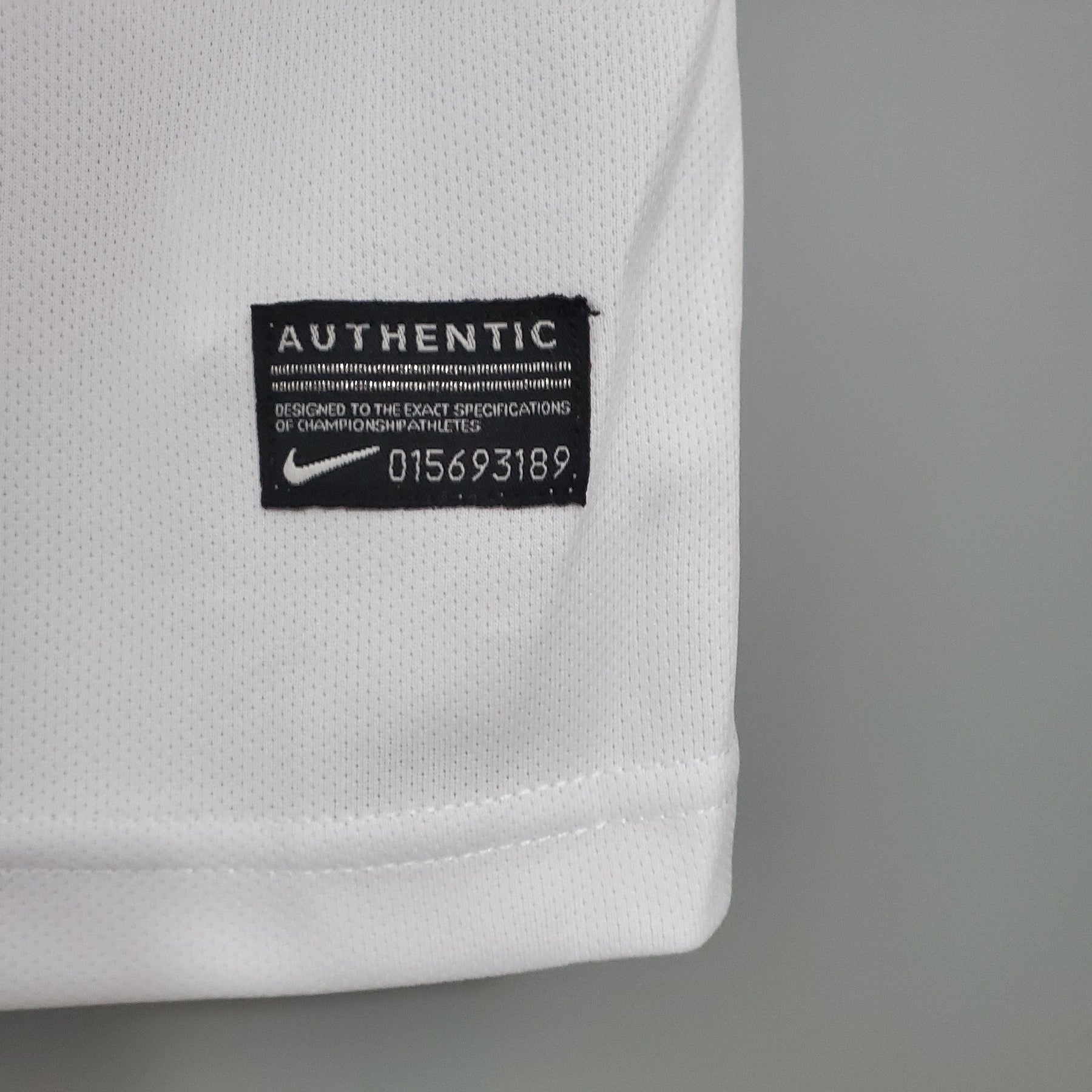 Etiqueta de autenticidade da camisola Holanda Away 12/13 Retro, mostrando especificações de qualidade Nike.