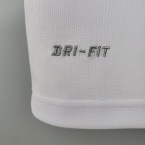 Camisola Holanda Away 12/13 Retro com detalhe DRI-FIT na parte inferior da camisa.