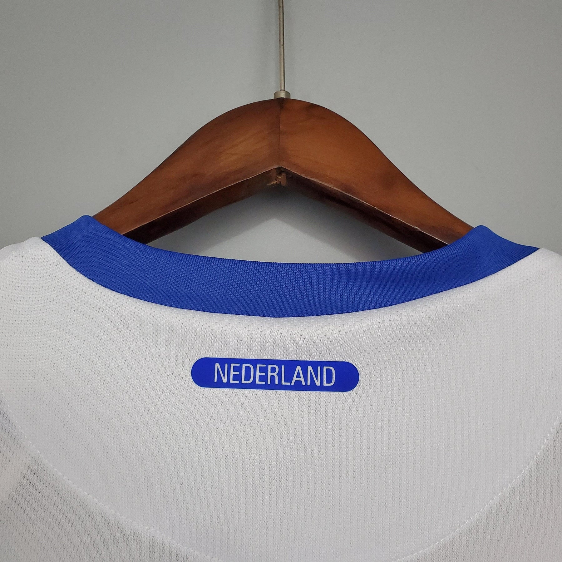 Detalhe da parte de trás da Camisola Holanda com a palavra NEDERLAND em destaque.