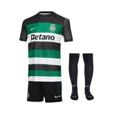 Conjunto Infantil - Sporting Principal 24/25 com camiseta listrada verde e preta, calções e meias pretas.