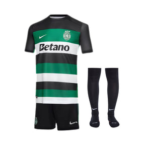 Conjunto Infantil - Sporting Principal 24/25 com camiseta listrada verde e preta, calções e meias pretas.