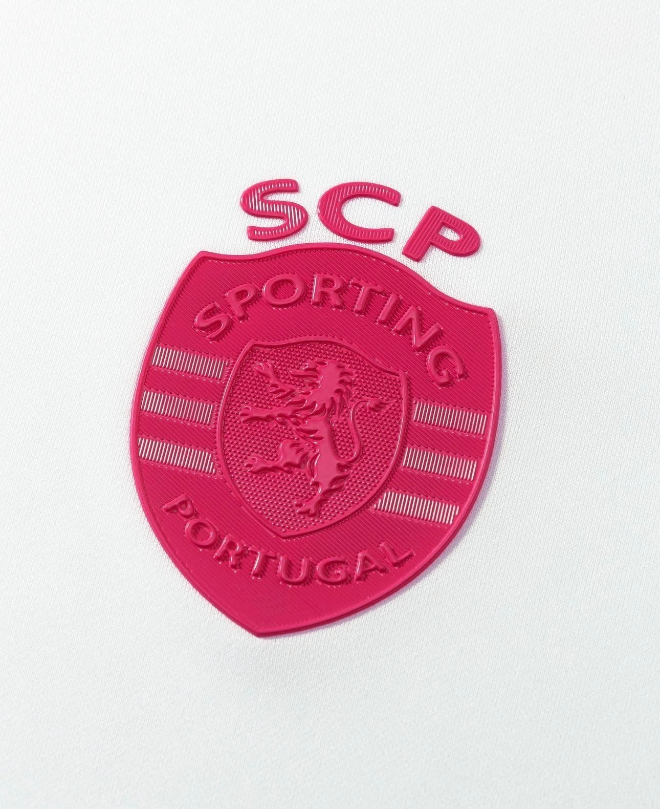 Logo do Sporting Portugal em destaque, com a inscrição SCP em rosa, parte do Conjunto infantil Sporting Outubro Rosa.