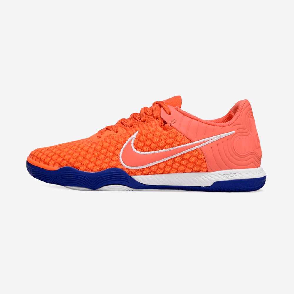 Chuteira Futsal Nike React Gato IC - Laranja, Branca e Azul em detalhe lateral com cores vibrantes.