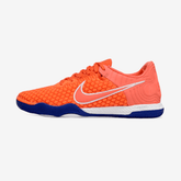 Chuteira Futsal Nike React Gato IC - Laranja, Branca e Azul em detalhe lateral com cores vibrantes.