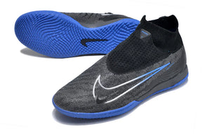 Chuteira Futsal Nike Gripknit Phantom GX Elite IC em preto e azul, ideal para performance em quadras.