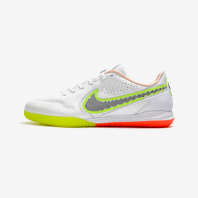 Chuteira Futsal Nike Tiempo Legend 9 Elite IC nas cores branca, verde e laranja, ideal para jogos e treinos.