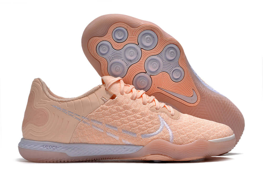Chuteira Futsal Nike React Gato IC - Salmão, modelo em salmão com sola melhorada para controle e conforto.