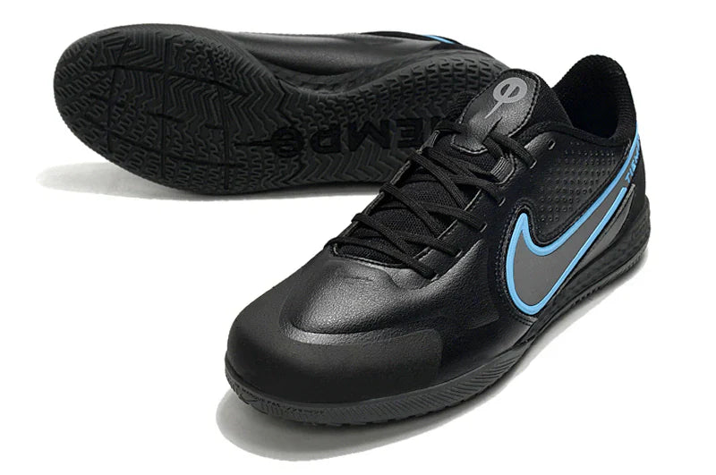 Chuteira Futsal Nike Tiempo Legend 9 Elite IC, modelo preto com detalhes em azul, ideal para jogar futsal.