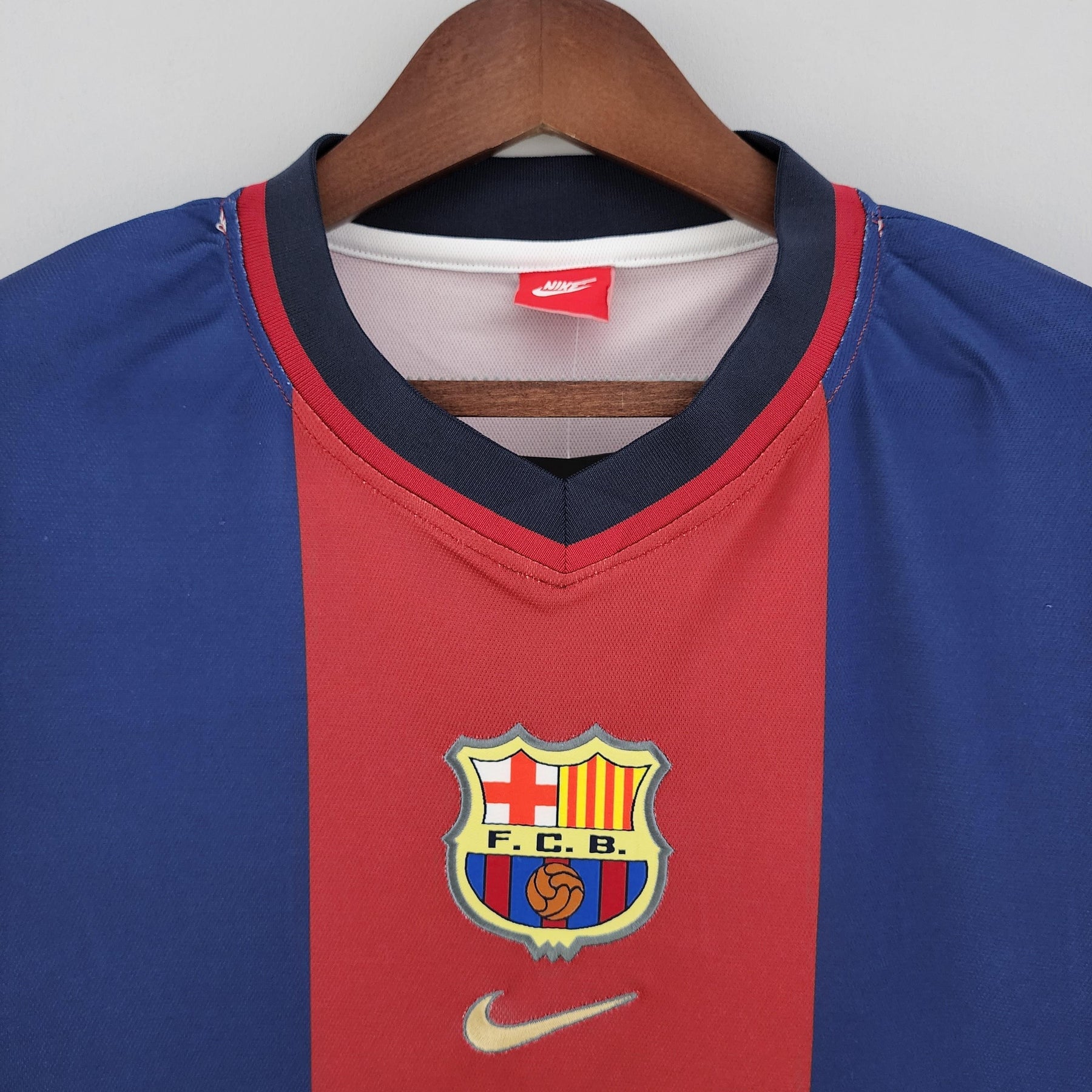 Camisa Barcelona Home 98/99 com o logo da Nike e emblema do FC Barcelona na frente.