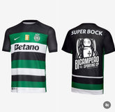Camisola Sporting Bicampeão 2024/25 com design listrado e logo do clube na frente e nas costas.