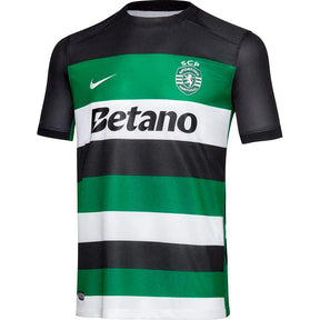 Camisola de futebol Sporting home 24/25 Preto e Verde da OLYMPIC STORE, com logo Betano e design listrado.