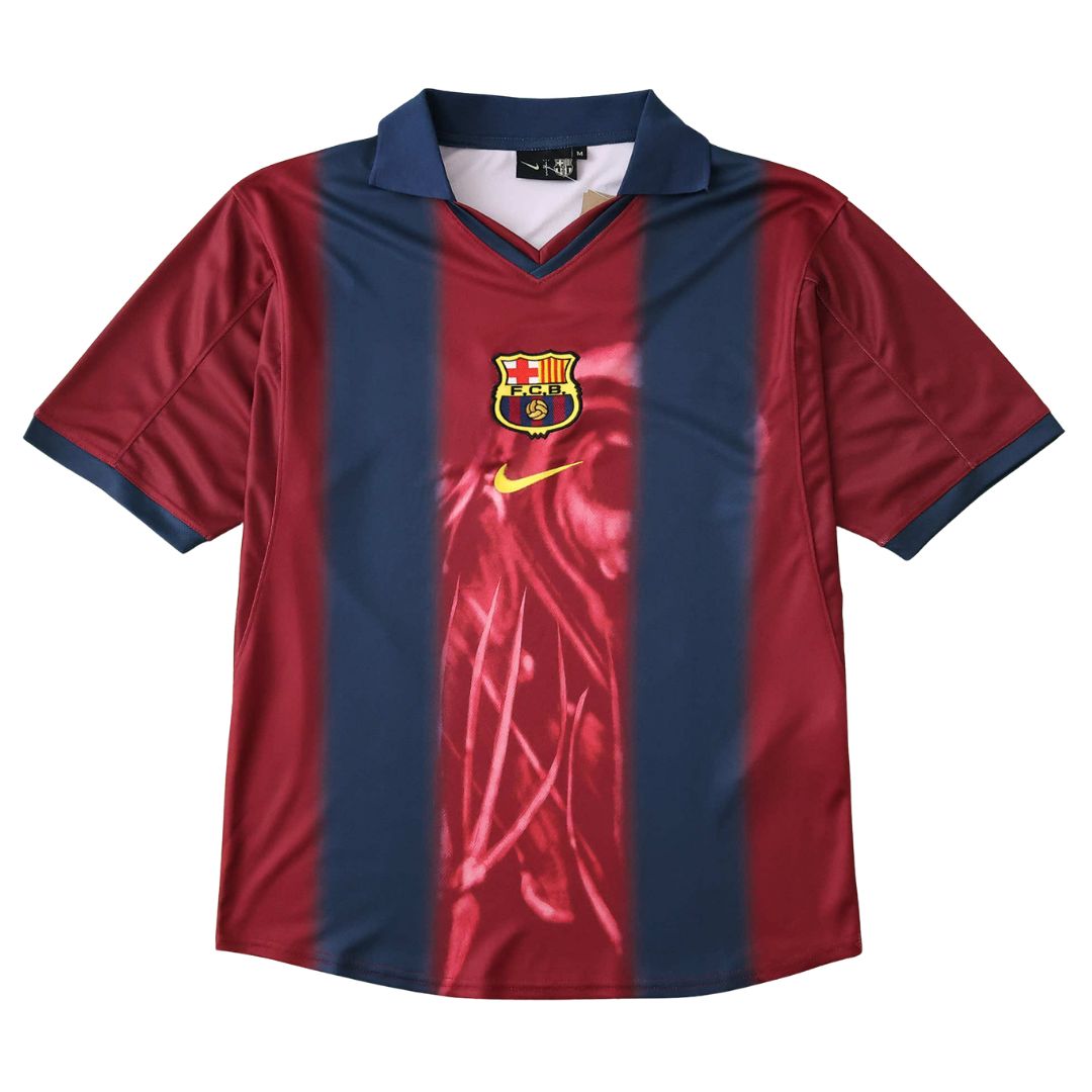 Camisola de futebol Barcelona retro #CactusJack com listra vermelha e azul, logotipo do clube em destaque.
